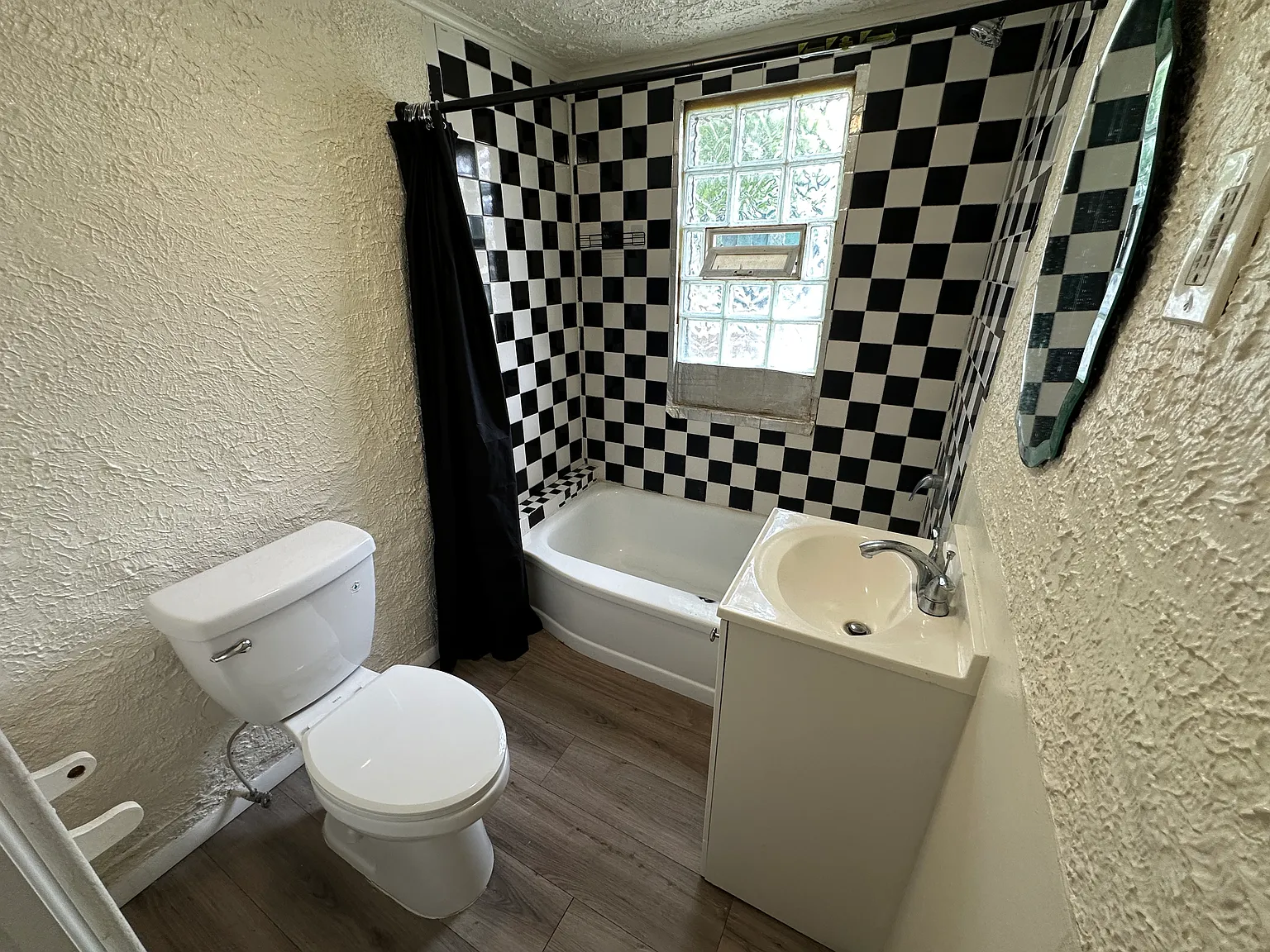 1 bed, 715 sqft, $900 — Photo 2