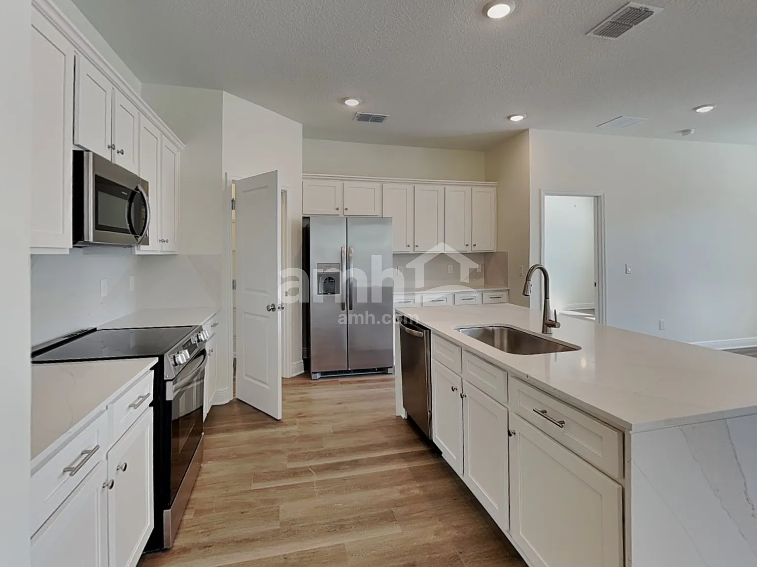 3 bed, 2.0 bath, 1700 sqft, $2,570 — Photo 3