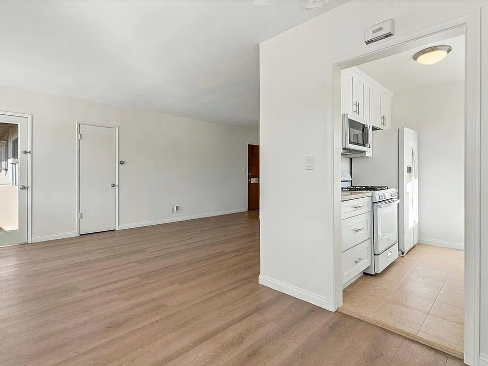 312 S Doheny Dr #7