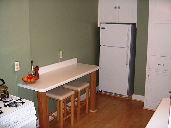Kitchen (2nd pic)