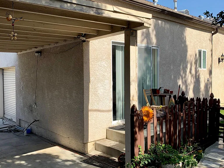 549 N Martel Ave — Photo 9