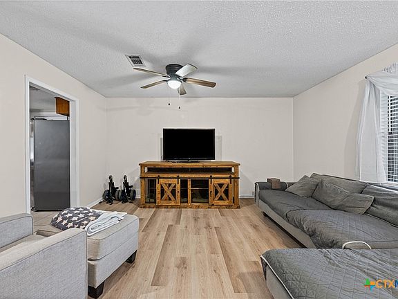 4th image of 1913 Carnation Ln