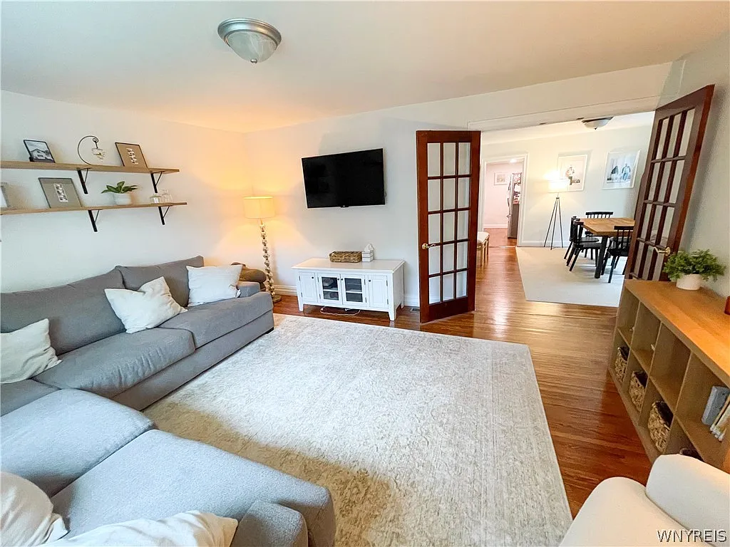 3 bed, 2.0 bath, 1202 sqft, $2,100 — Photo 3