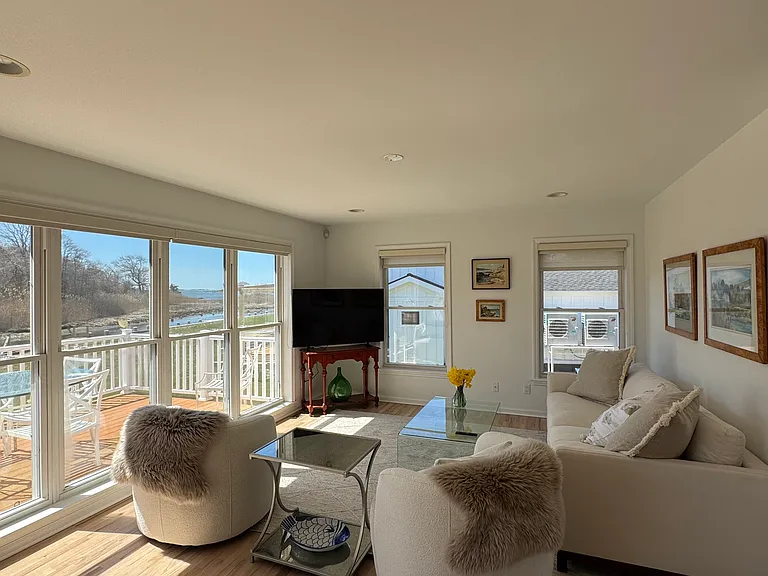 18 Landing Ln — Photo 12