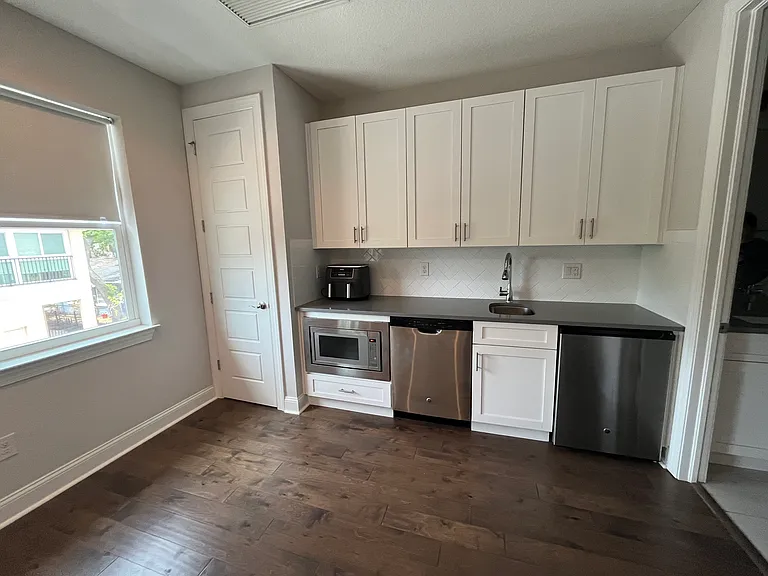 209 S Moody Ave — Photo 3