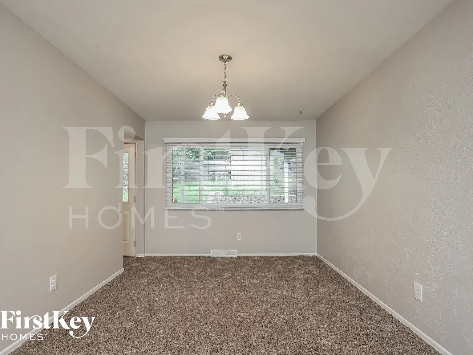 5 bed, 2.0 bath, 2300 sqft, $3,220 — Photo 4