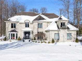 9624 Cobblestone Dr, Clarence, NY 14031