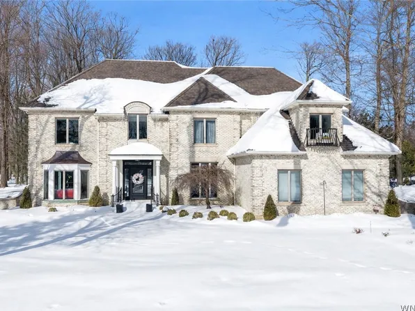 9624 Cobblestone Dr, Clarence, NY 14031