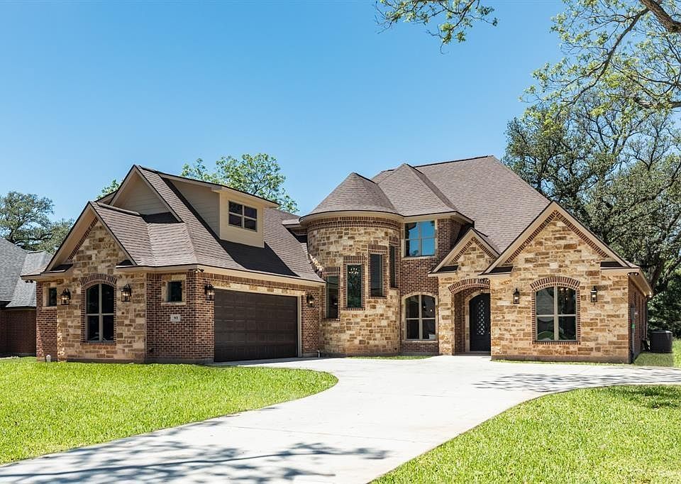 1st image of 901 Heritage Oaks Dr