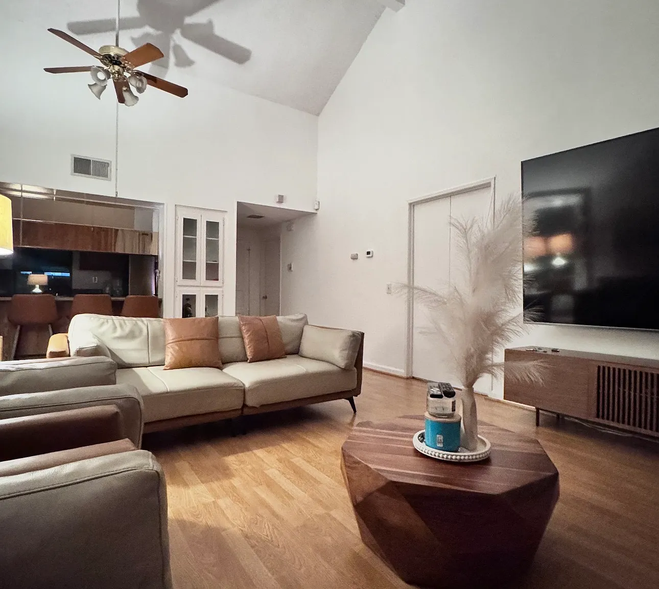 2 bed, 988 sqft, $2,600 — Photo 1