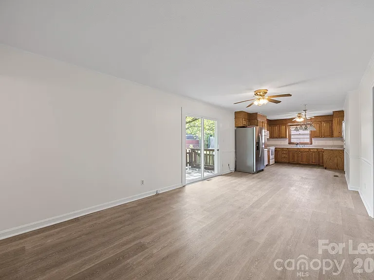 1502 Cloverdale Ln — Photo 7