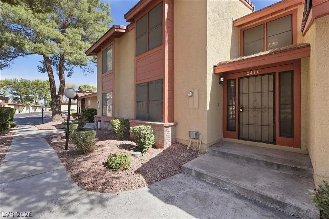 3 bed, 3.0 bath, 1488 sqft, $2,063 — Photo 2