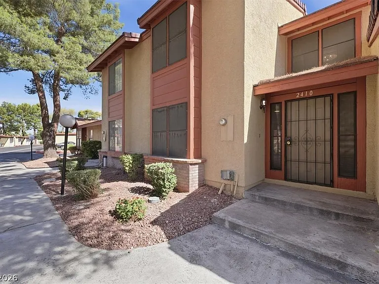 2410 Pickwick Dr — Photo 2