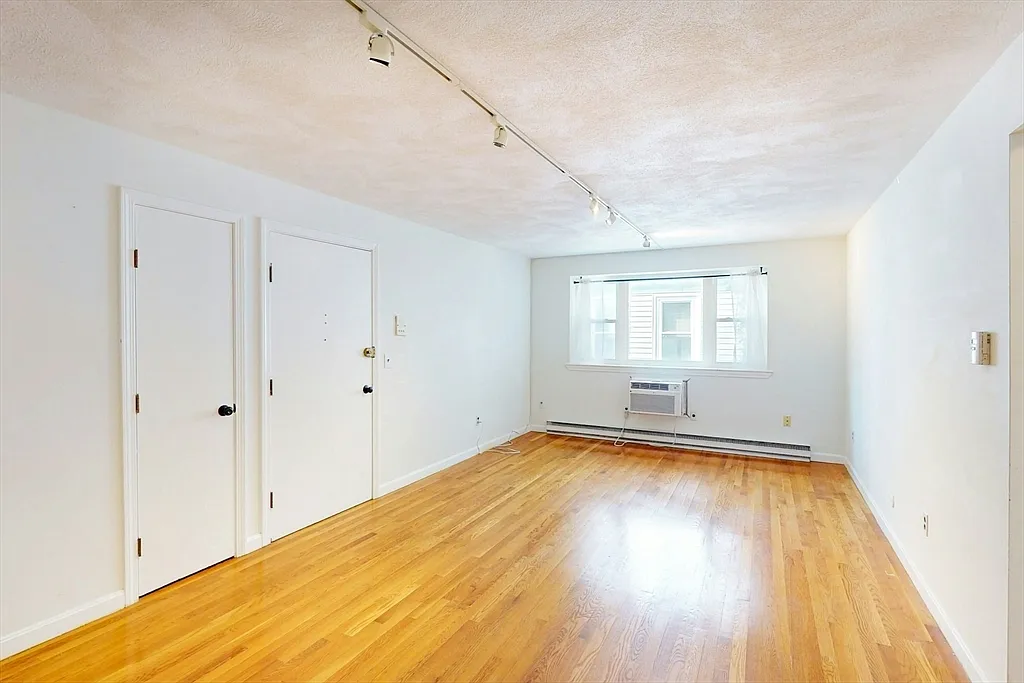 2 bed, 1.0 bath, 720 sqft, $3,300 — Photo 4