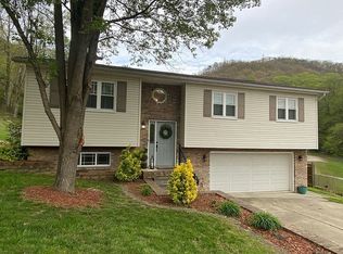 105 Hickory Rd, Glasgow, WV 25086