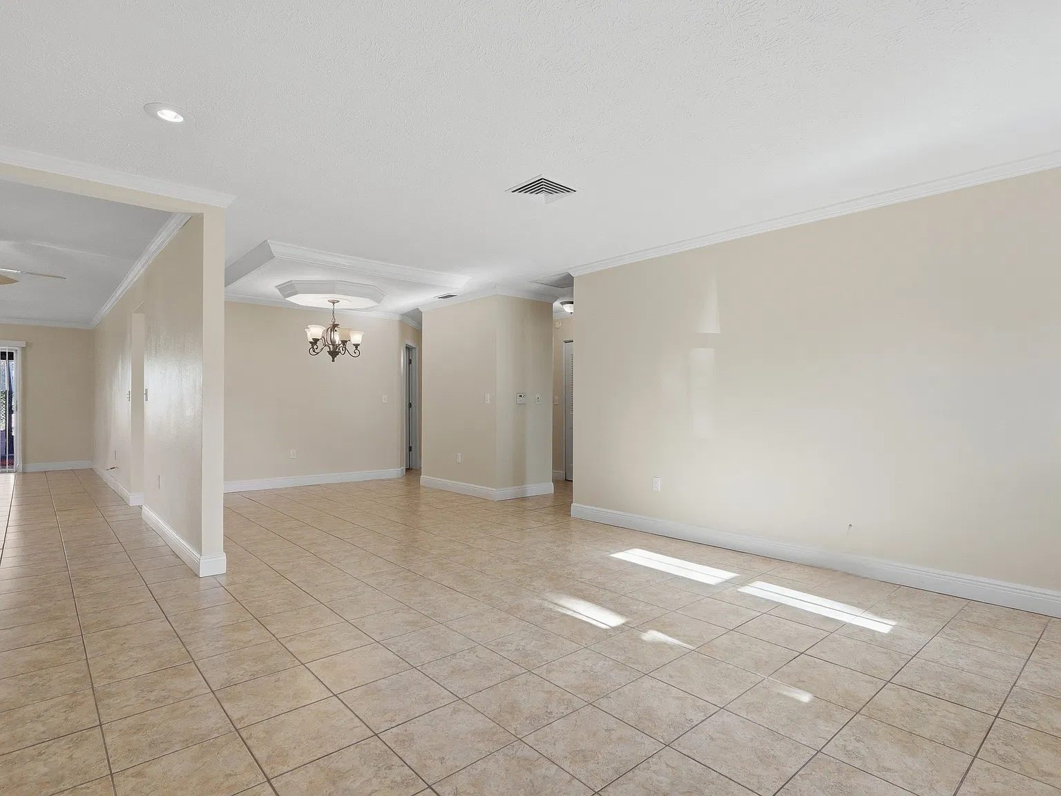 3 bed, 1824 sqft, $1,875 — Photo 4