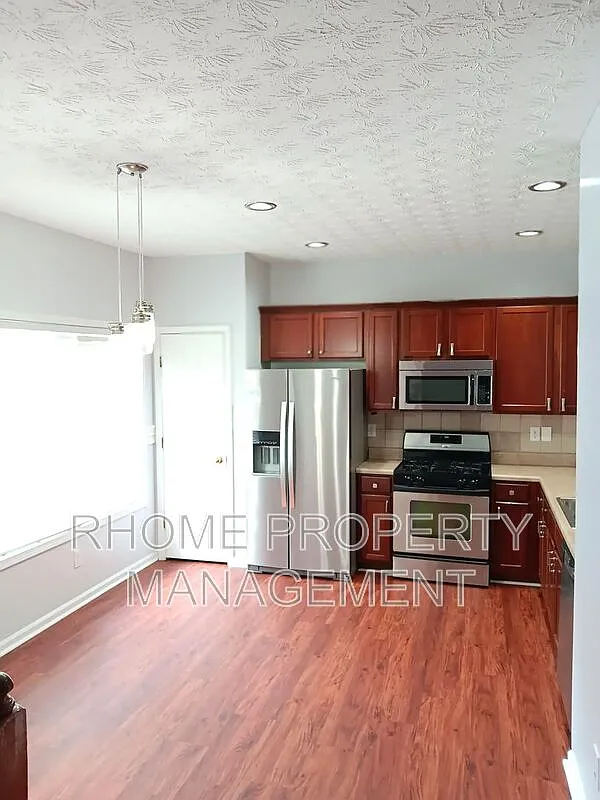 4 bed, 4.0 bath, 1496 sqft, $2,400 — Photo 4