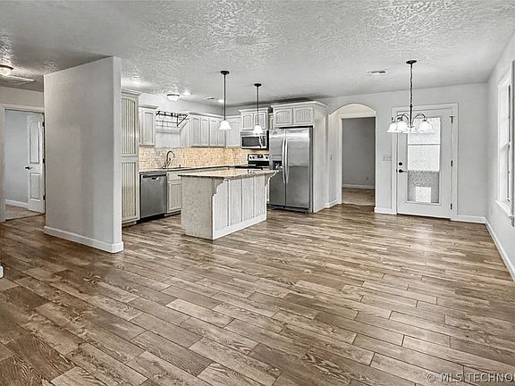 4th image of 1025 Jackson Ave