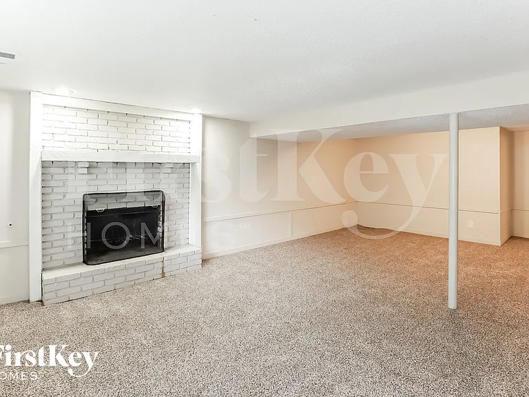 5905 NW Whispering Oaks Ln — Photo 8