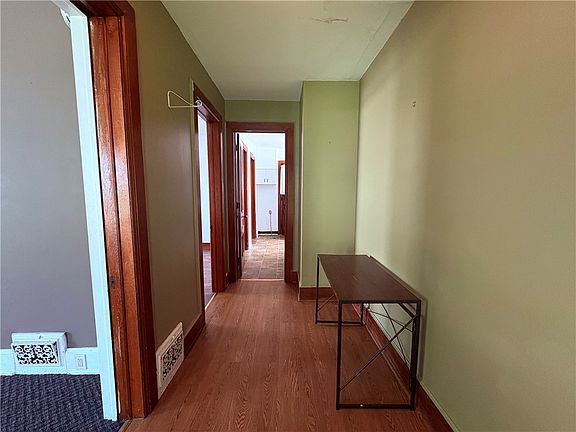 4th image of 19 Bronk St