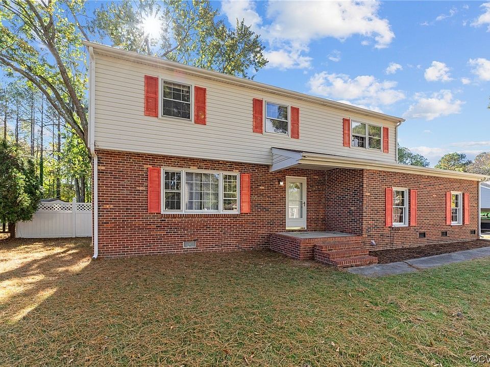 1st image of 17 Carriage Hill Dr