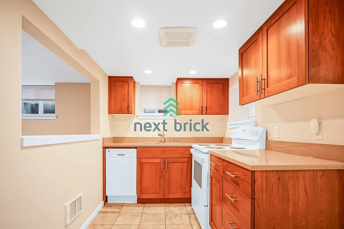 Building Photo - 909 N 105th St