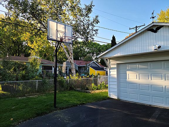 2.5 car garage + basketball