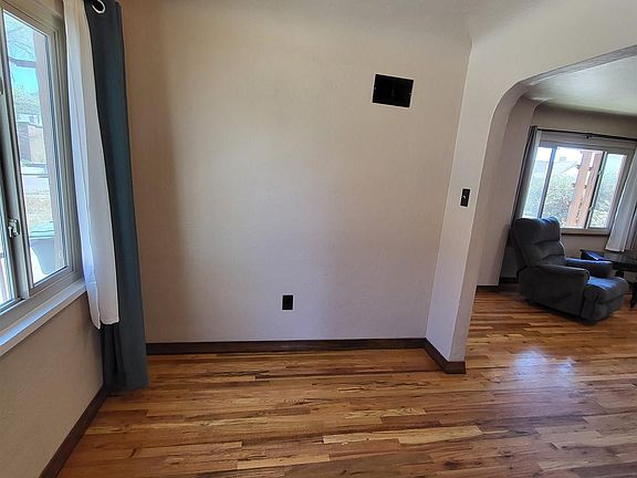 4th image of 305 E Logan Ave