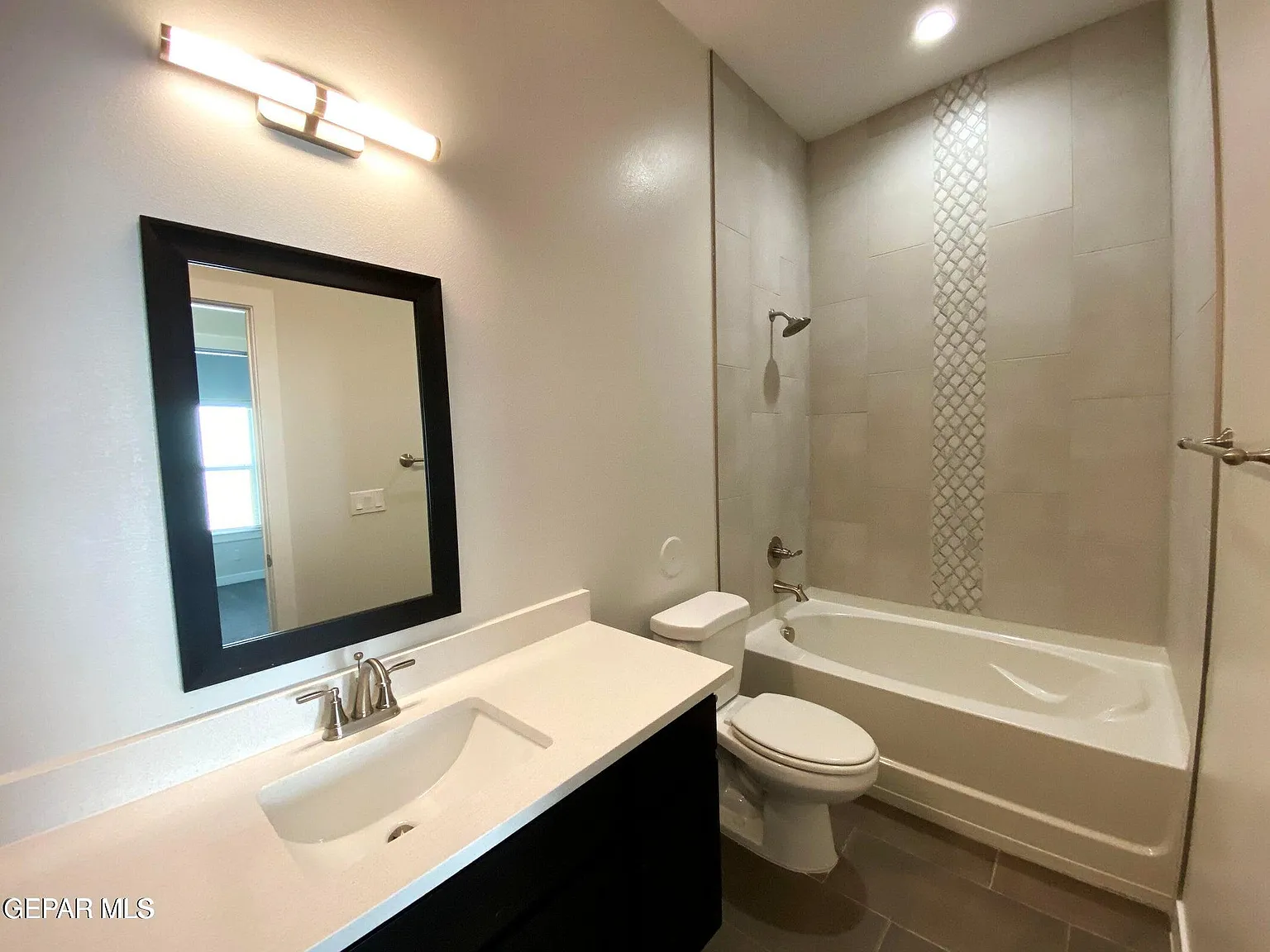 3 bed, 2.0 bath, 1913 sqft, $2,200 — Photo 4