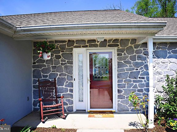 3rd image of 613 Blueberry Ln