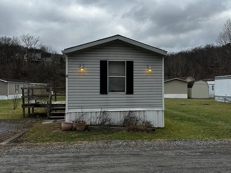 4 Newbrough Vlg — Photo 1