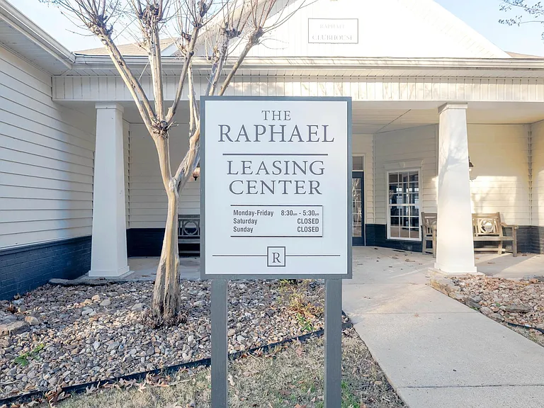 The Raphael - Beautifully Renovated! — Photo 22