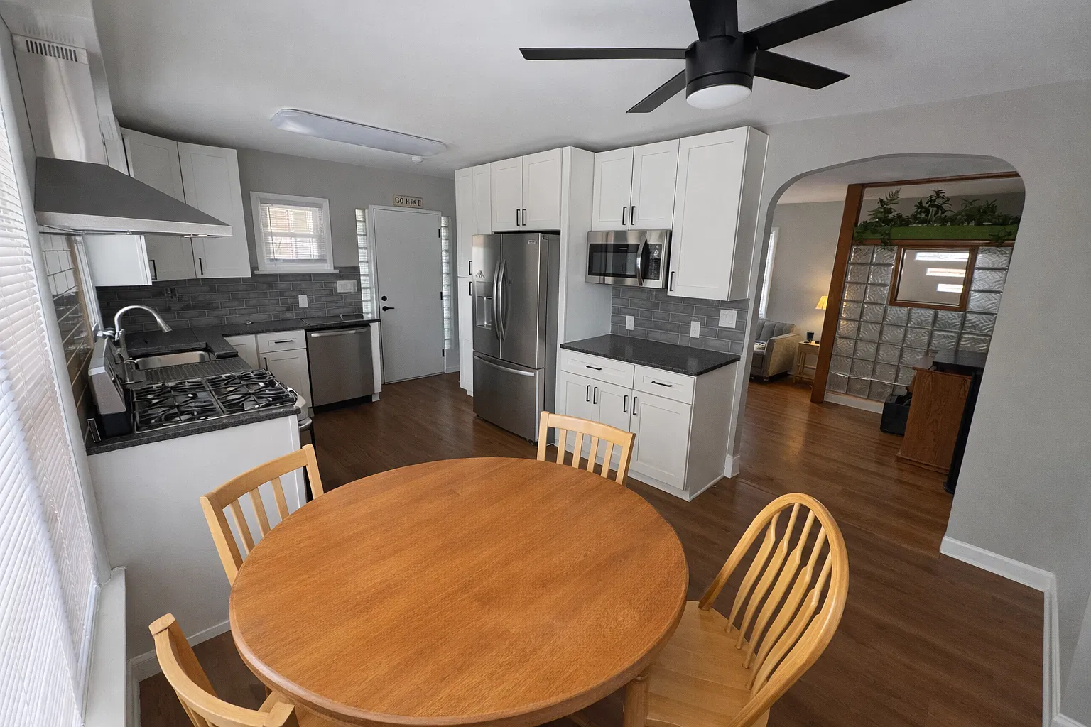 4 bed, 2.5 bath, 1412 sqft, $3,700 — Photo 4