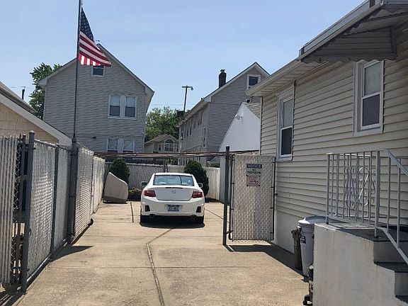 3rd image of 250 Dixon Ave