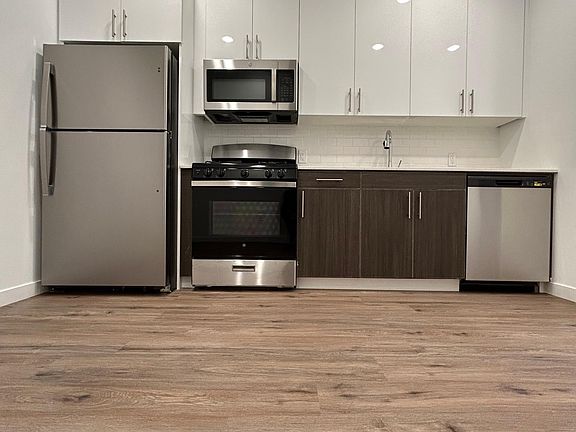 Beautiful white gloss top cabinets for easy to clean and maintain.
Very modern dark oak cabinets for a modern feel