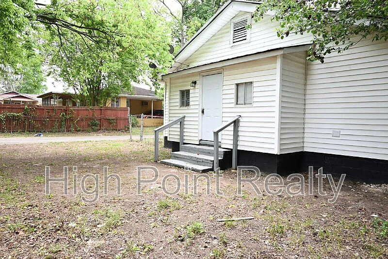 3 bed, 2.0 bath, 1120 sqft, $1,300 — Photo 3