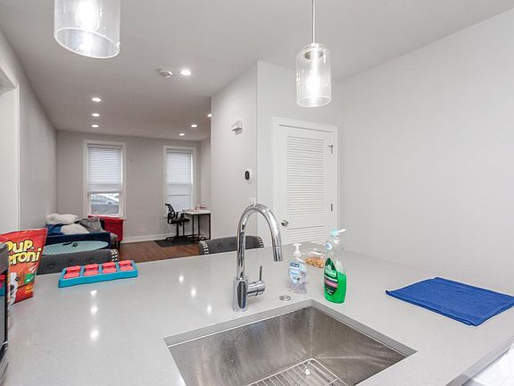 3rd image of 2045 N Wolcott Ave APT 1F