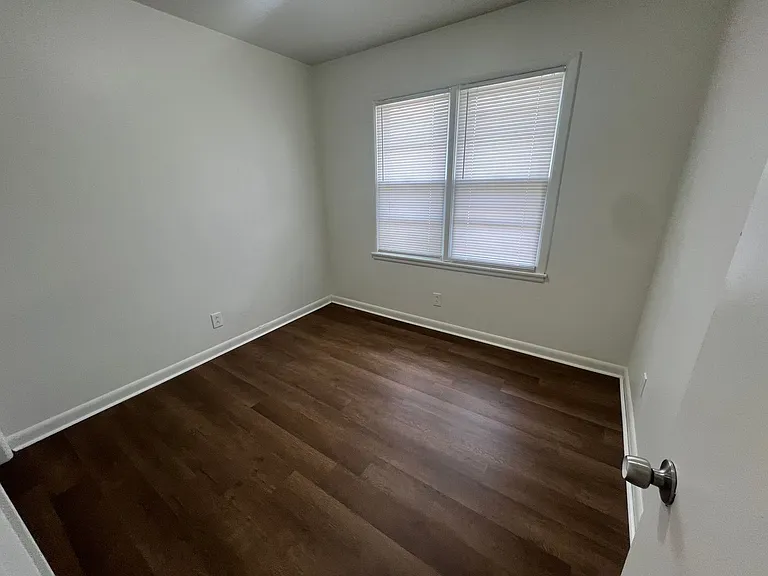 4309 E Linwood Blvd — Photo 5