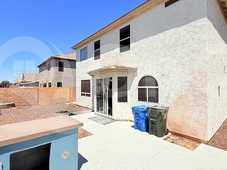 1103 E Grove St — Photo 28