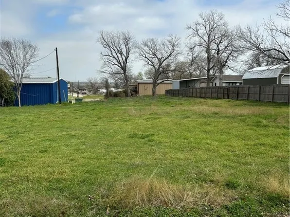 402 N Gray St, Caldwell, TX 77836
