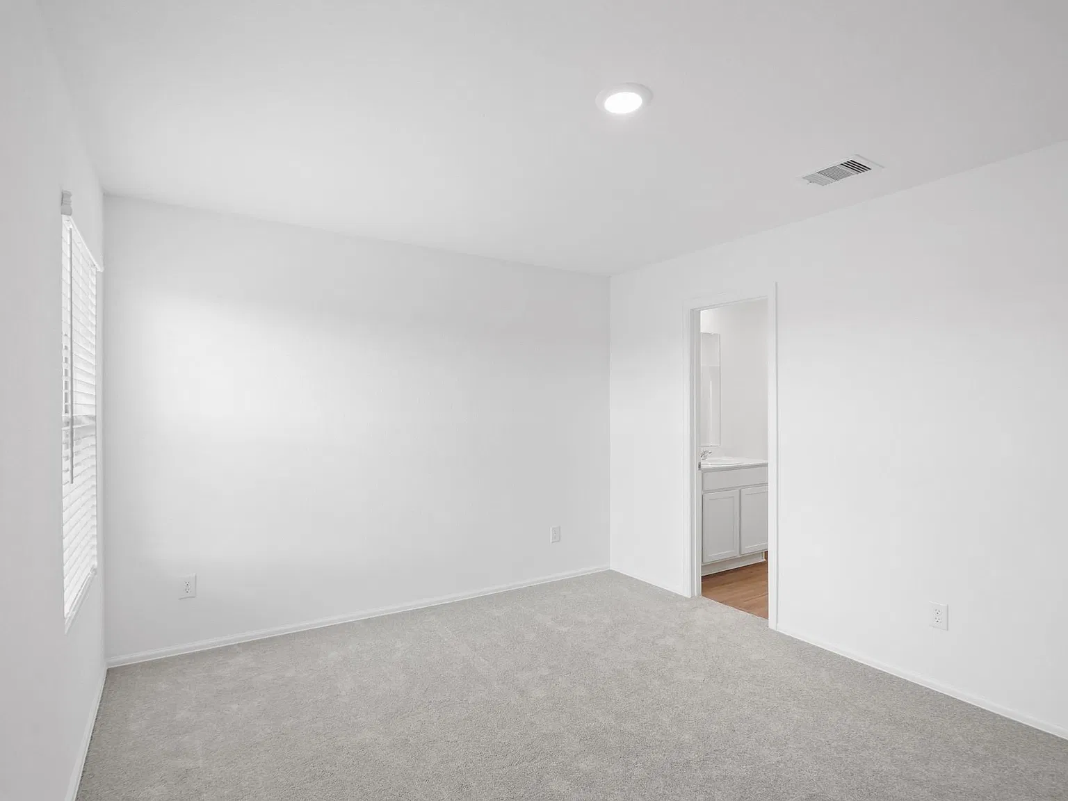 4 bed, 2.0 bath, 1688 sqft, $2,200 — Photo 4