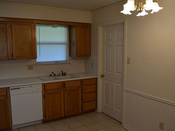 2nd image of 909 Crymes Ln #2B-2BA-1000SQFT