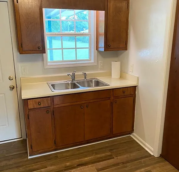 1029 Lawhorne Dr — Photo 3