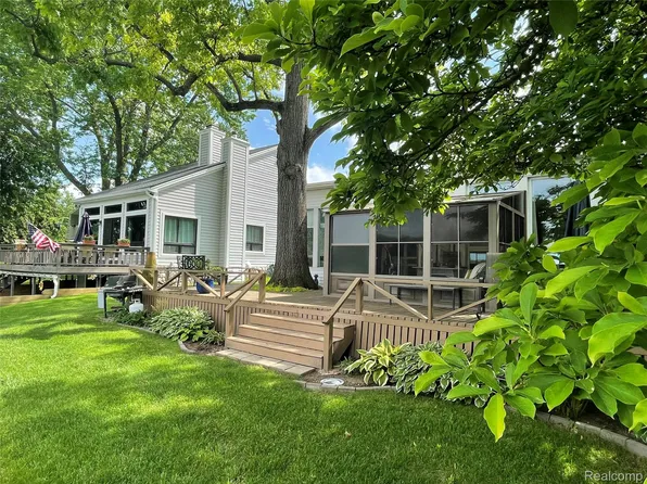 10470 King Rd, Davisburg, MI 48350