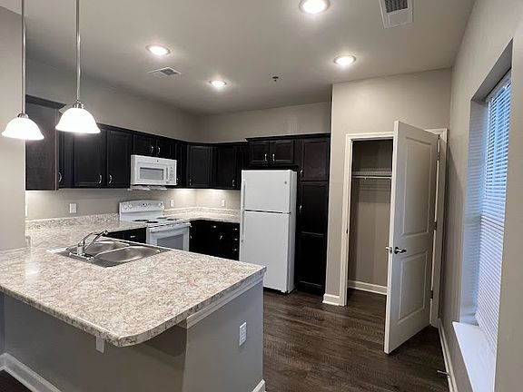 4th image of 809 E Briggs Dr #F12b40b6a