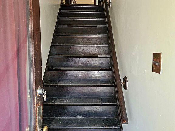 2nd image of 4028 S Spring Ave #1B-1BA-910SQFT