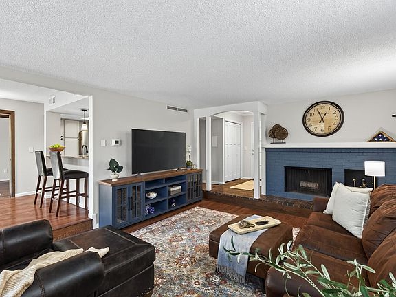 3rd image of 6085 Lincoln Dr APT 225