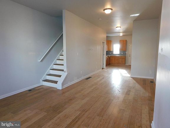 2nd image of 3038 Clifford St
