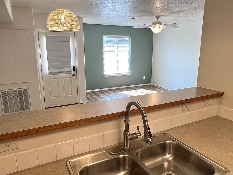1217 Forsythia Ave — Photo 7