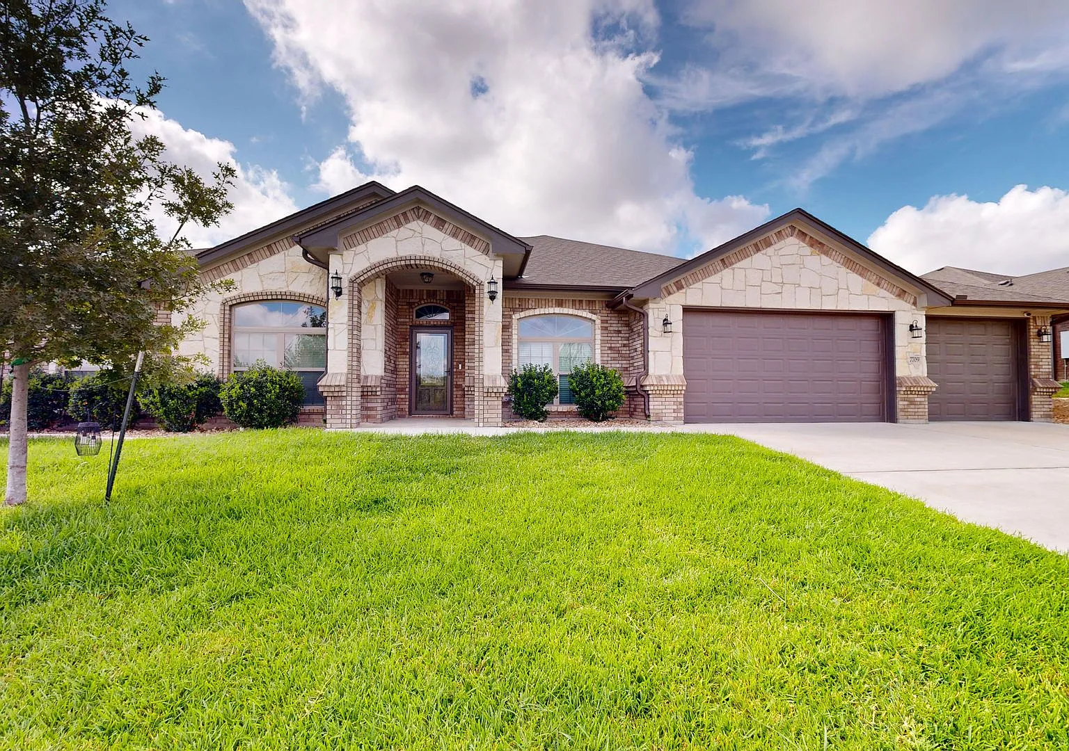 Gorgeous 4 bedroom 3 Bath 3 car garage gem in Heritage Oaks — Photo 1